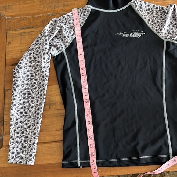 MOOLOOLABA swim shirt, large - Picture 4 of 6